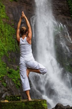 Kadın Gitgit şelale Bali Endonezya yoga uygulamaları