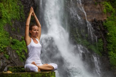 Kadın Gitgit şelale Bali Endonezya yoga uygulamaları