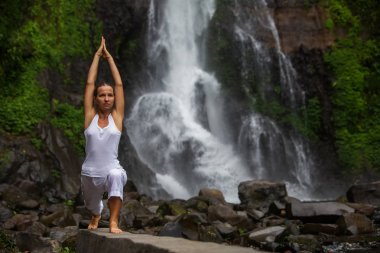 Kadın Gitgit şelale Bali Endonezya yoga uygulamaları
