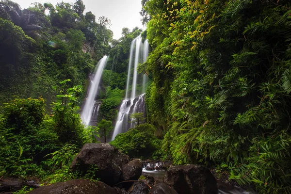 印尼巴厘岛丛林中的 Sekumpul 瀑布 — 图库照片