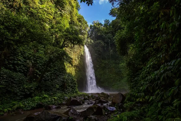 Cascada gigante de Nungnung en la isla de Bali, Indonesia — Foto de Stock