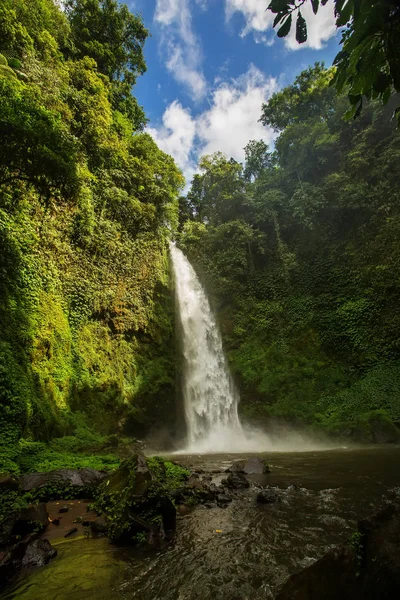 印尼巴厘岛巨型 Nungnung 瀑布 — 图库照片