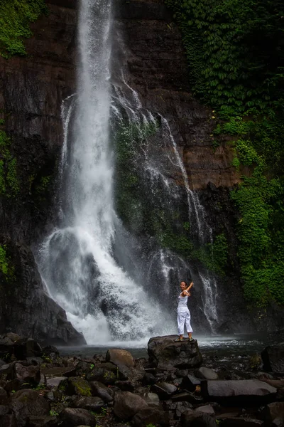 Frau posiert in der Nähe des Gitgit-Wasserfalls auf Bali in Indonesien — Stockfoto