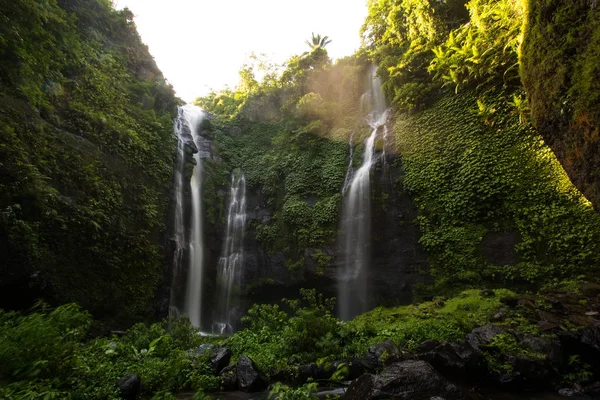 Cascadas de Sekumpul en selvas en la isla de Bali, Indonesia — Foto de Stock