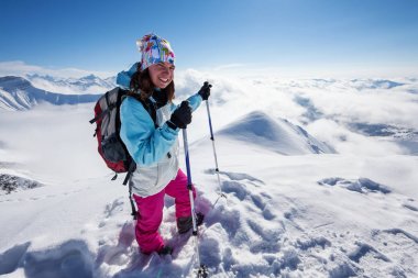 Uzun yürüyüşe çıkan kimse kış Causasus Dağları, Gudauri, Gürcistan