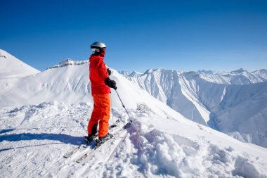 Georgia Gudauri Kayak Merkezi, kaymaya kadın hazırlar