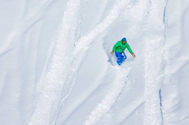 Kış dağlarda, Gudauri, Georgi yolda Snowboarder
