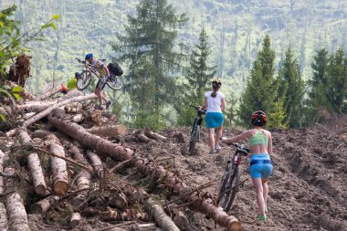 Bicyclists dağlarda zorluklar üstesinden