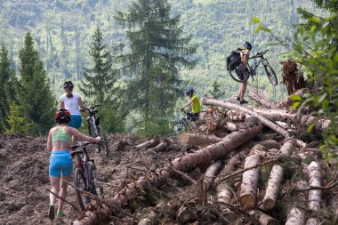 Bicyclists dağlarda zorluklar üstesinden