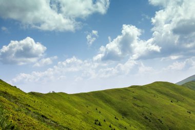 Yürüyüşçüler dağlarda sırtın üst kısmında