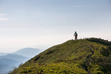 Kadın Dağda bisiklet sürmek
