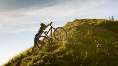 Motorcu Bisiklet dağlarda iter