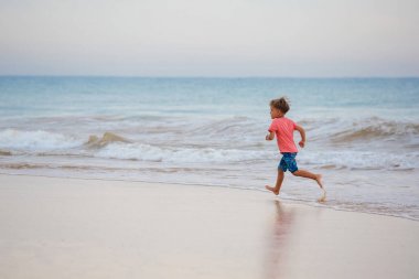 çocuk eğlence deniz kıyısı yaz aylarında var