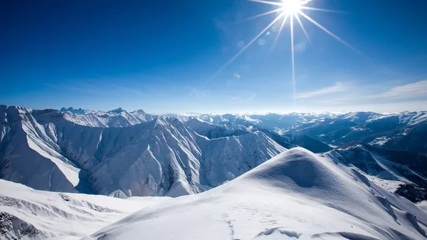Hermoso paisaje de las montañas del Cáucaso, estación de esquí de Gudauri, G — Foto de Stock
