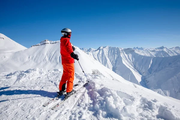 Woman prepares to ski in Gudauri ski resort, Georgia — Stock Photo, Image