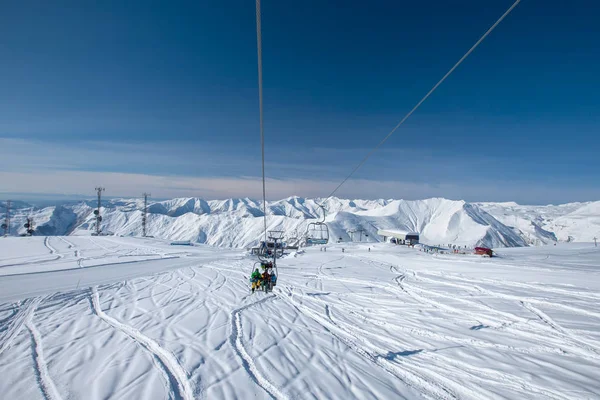 Elevador de esqui na estância de esqui Gudauri, Geórgia — Fotografia de Stock