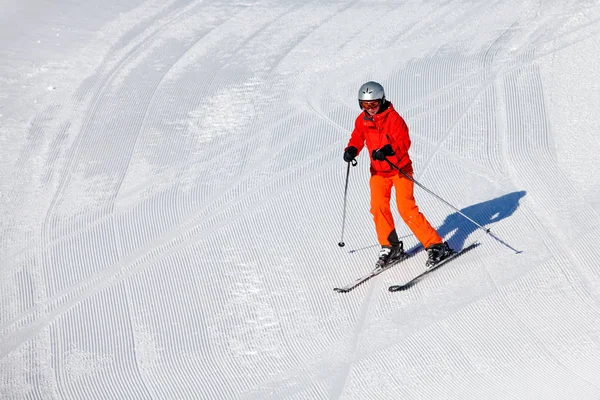 Donna sta sciando nelle montagne invernali, Gudauri, Georgia — Foto Stock