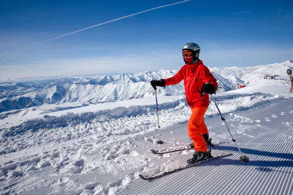 여자는 조지아 Gudauri 스키장에서 스키를 준비합니다 — 스톡 사진