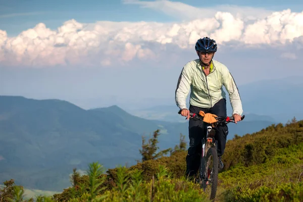 Hombre monta la bicicleta en las montañas —  Fotos de Stock