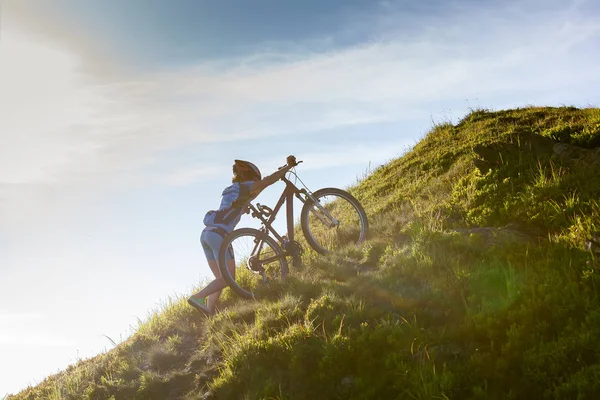 Motorcu Bisiklet dağlarda iter