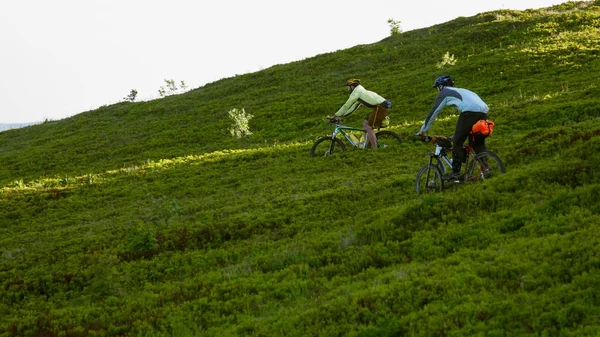 Bicicletas en el camino hacia abajo en las montañas —  Fotos de Stock