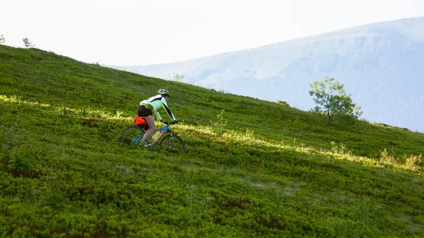 Kerékpárosok az úton lefelé a hegyekben — Stock Fotó