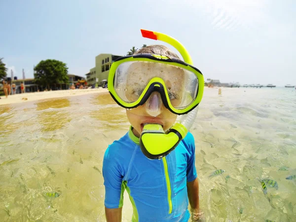 Anak berbaju renang snorkeling di Samudera Hindia — Stok Foto