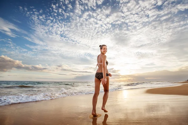 Joven hermosa mujer se divierte en el océano en verano — Foto de Stock