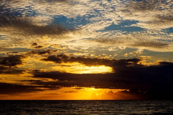 Vacker utsikt på havet på den tropiska kusten i Sri Lanka — Stockfoto