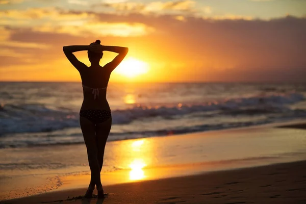 Mooie jongedame heeft plezier op de Oceaan in de zomer — Stockfoto