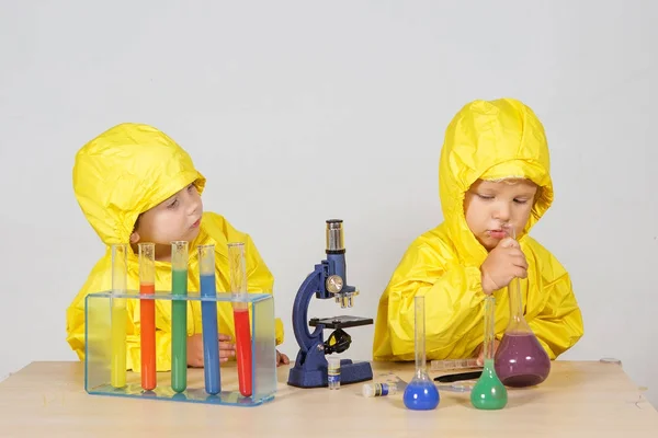 Crianças jogar quimistas jogo em casa — Fotografia de Stock