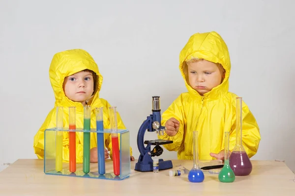 Crianças jogar quimistas jogo em casa — Fotografia de Stock