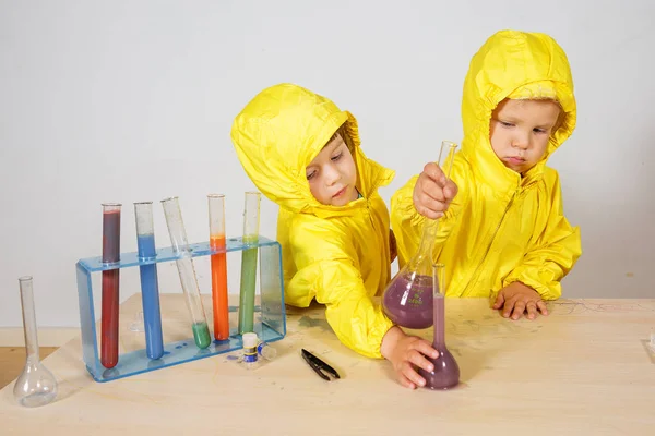 Kinderen spelen chemici thuiswedstrijd — Stockfoto