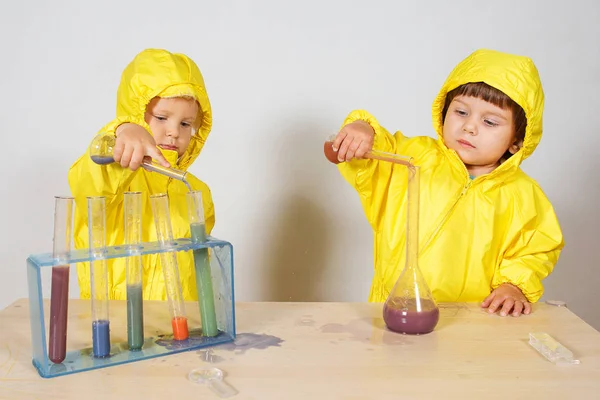 Kinderen spelen chemici thuiswedstrijd — Stockfoto