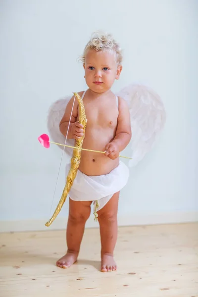 Petit Cupidon pose à la caméra — Photo