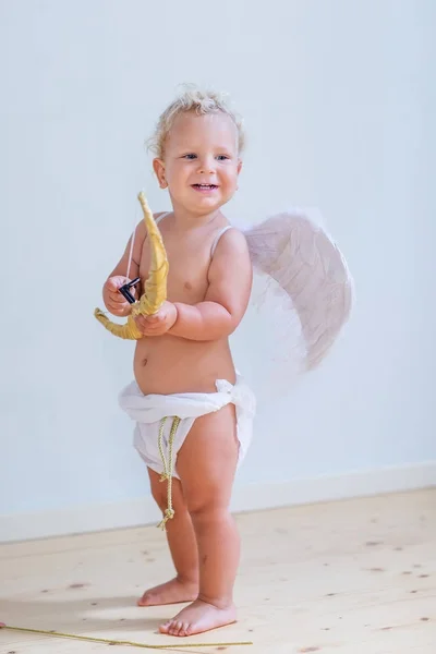 Lilla cupid poserar för kameran — Stockfoto