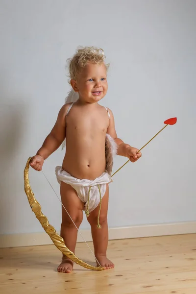 Pequeno cupido está posando para a câmera — Fotografia de Stock