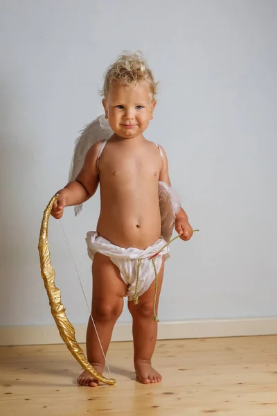 Kleine Cupido is poseren voor de camera — Stockfoto