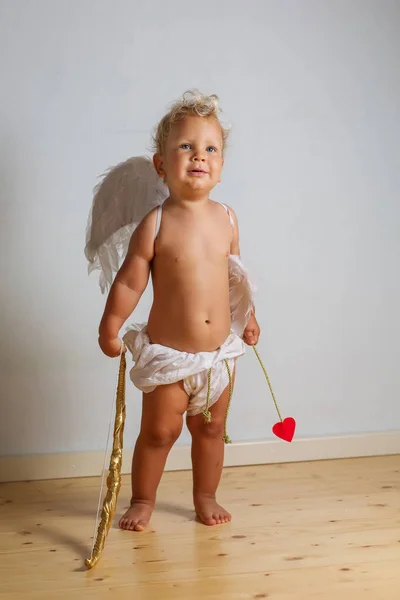 Kleine Cupido is poseren voor de camera — Stockfoto