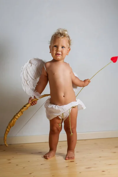 Pequeno Cupido Está Posando Para Câmera — Fotografia de Stock