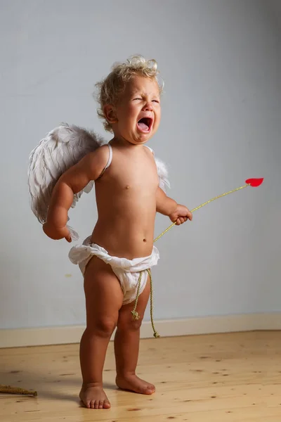 Small cupid is loudly crying — Stock Photo, Image