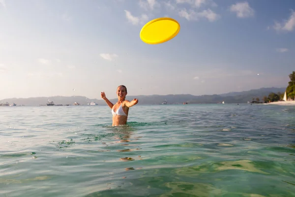 Mujer Juega Frisbee Agua Hermoso Océano — Foto de Stock