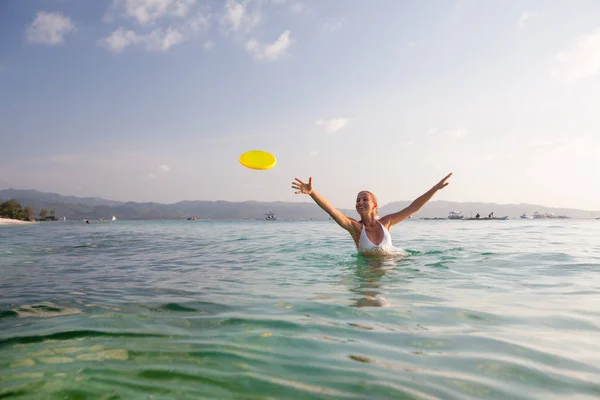 Kobieta gra frisbee w wodzie piękny ocean — Zdjęcie stockowe