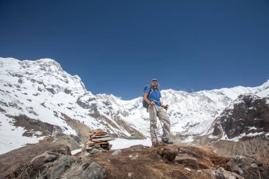 Trekker Annapurna Merkez kamp, Nepal giderken