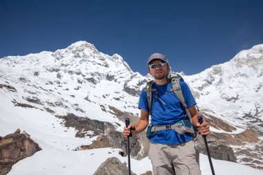 Trekker Annapurna Merkez kamp, Nepal giderken
