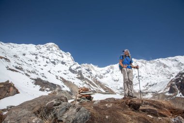 Trekker Annapurna Merkez kamp, Nepal giderken