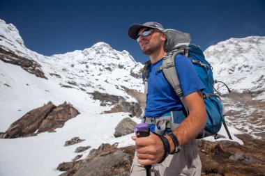 Trekker Annapurna Merkez kamp, Nepal giderken
