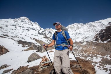 Trekker Annapurna Merkez kamp, Nepal giderken