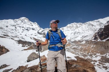 Trekker Annapurna Merkez kamp, Nepal giderken
