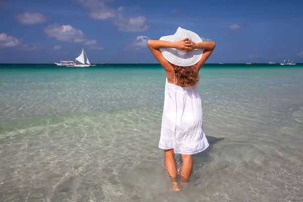 Vrouw in witte jurk aan de zee op Boracay island, Filippijnen — Stockfoto